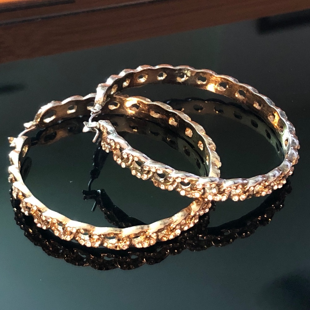 3/$32 VTG 70s Gold Tone Curb Chain Clear Rhinestone Bangle Hoop Pierced Earrings
